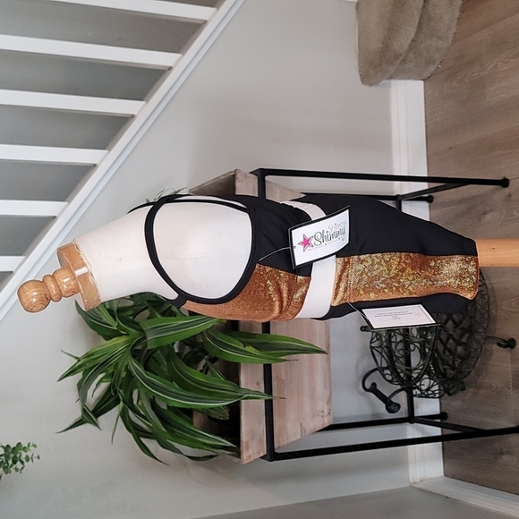 Shimmy Shimmy Inc Crop Top & Short Set - Picture 5 of 7